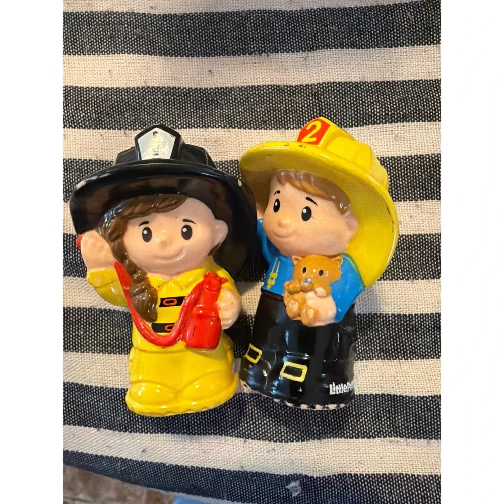 Fisher-Price Little People Lift n Lower Fire Truck DFN83 Red Toy with 2 Figures
